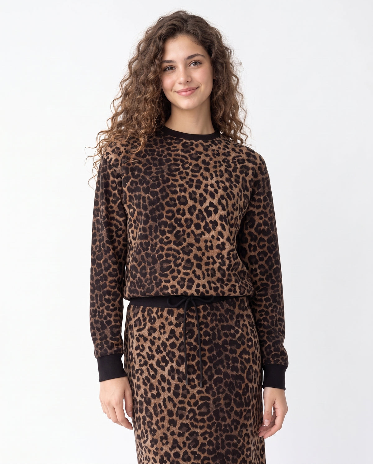 Leopard print crewneck sweatshirt in brown tones, long sleeves and ribbed cuffs